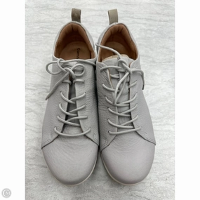 Shoes Flats By Comfortiva In Grey, Size: 8