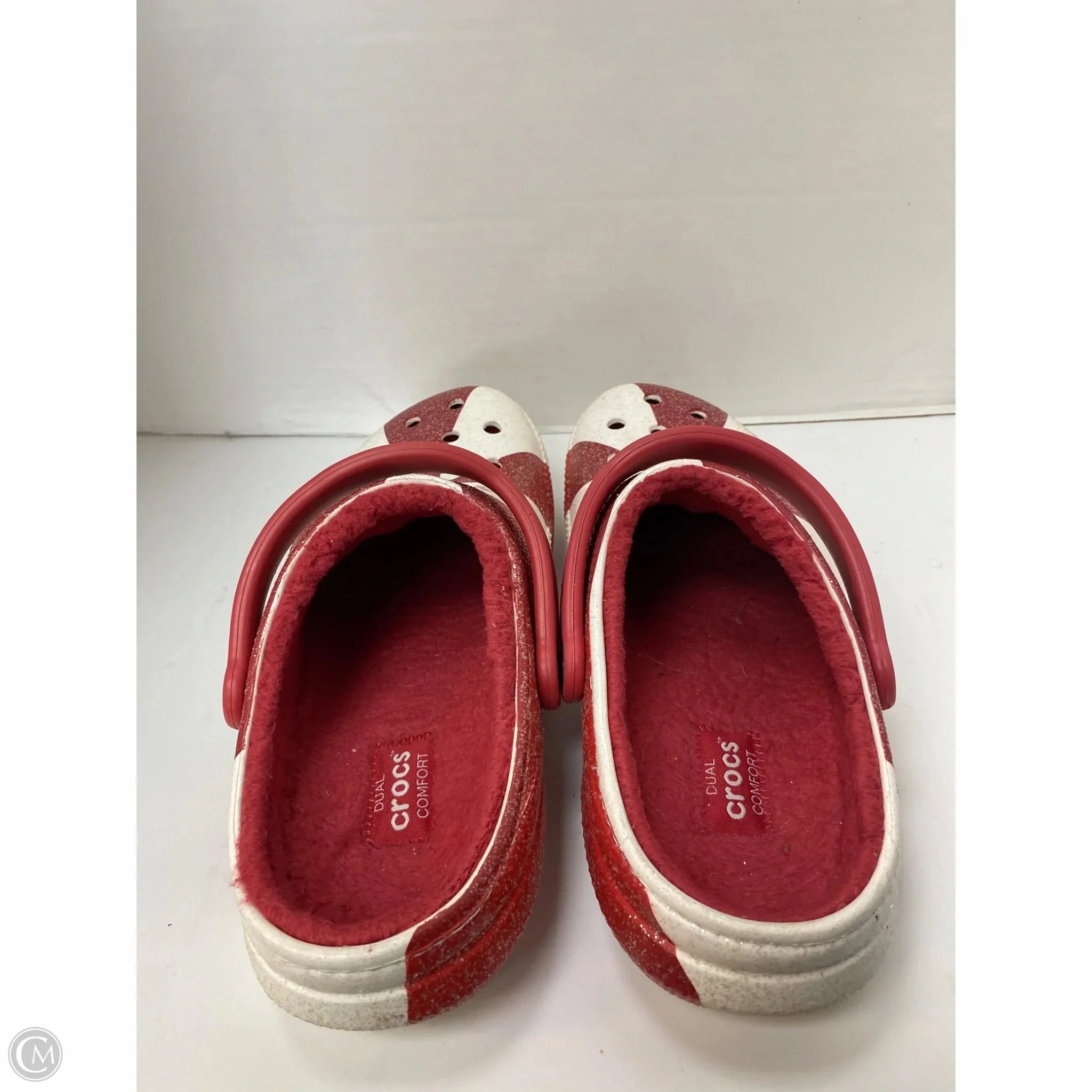 Shoes Flats By Crocs In Red & White, Size: 11