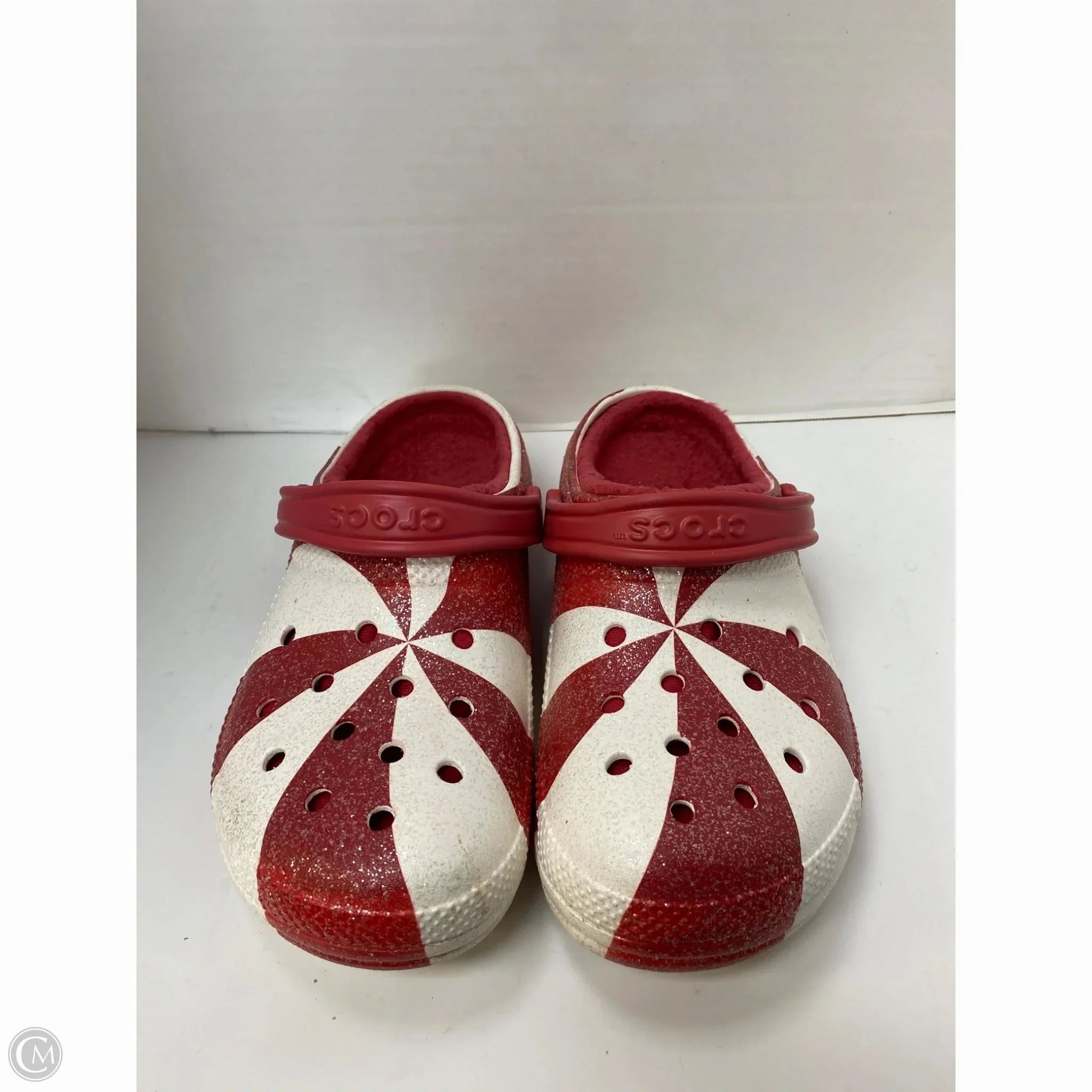 Shoes Flats By Crocs In Red & White, Size: 11